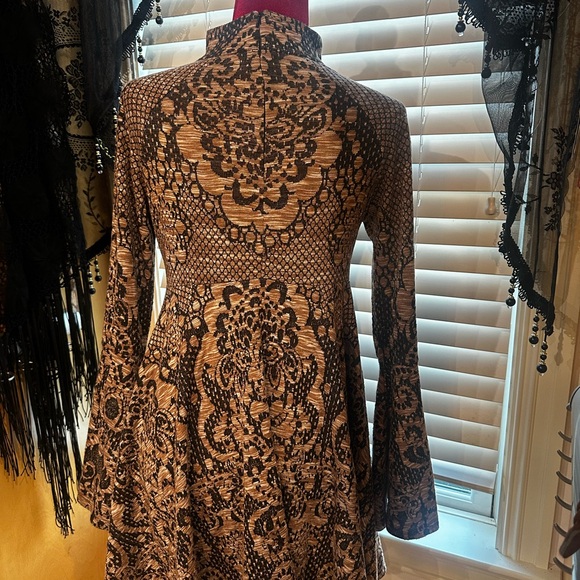 Free People - Brown and Black Bell sleeve dress boho print - size Medium - Picture 4 of 16
